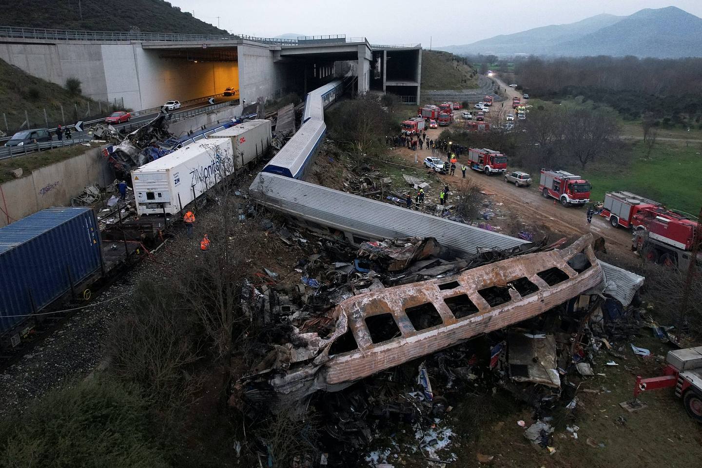 43死85伤！希腊两列火车迎面相撞脱轨爆炸，现场火光冲天，惨叫不断（视频/组图） - 6