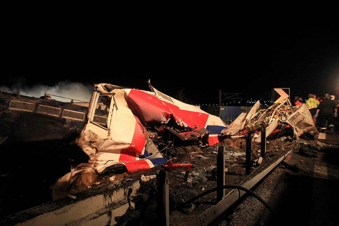 43死85伤！希腊两列火车迎面相撞脱轨爆炸，现场火光冲天，惨叫不断（视频/组图） - 14