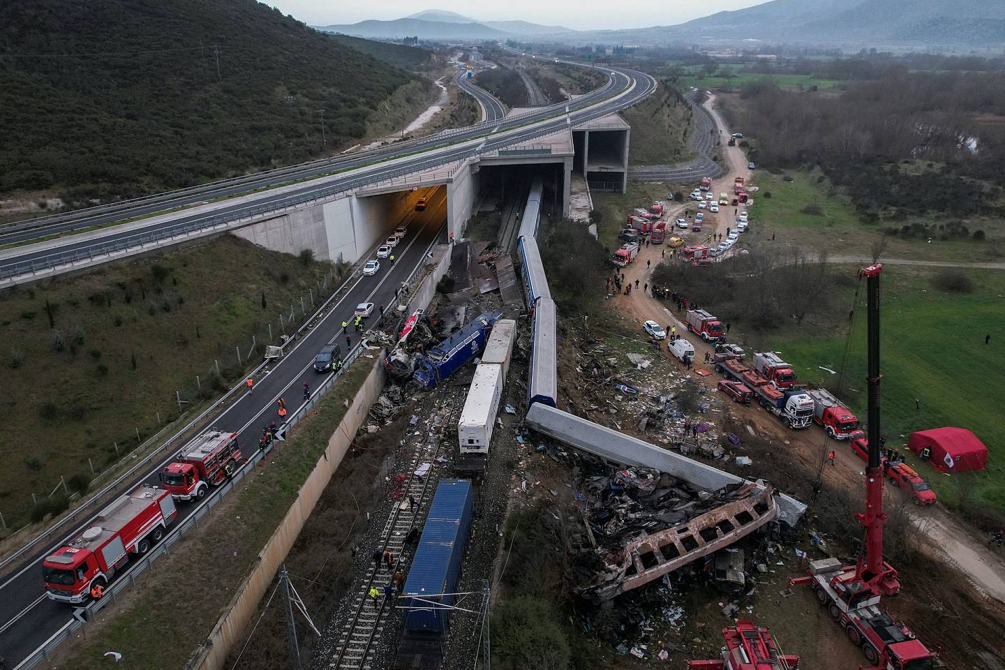 43死85伤！希腊两列火车迎面相撞脱轨爆炸，现场火光冲天，惨叫不断（视频/组图） - 8