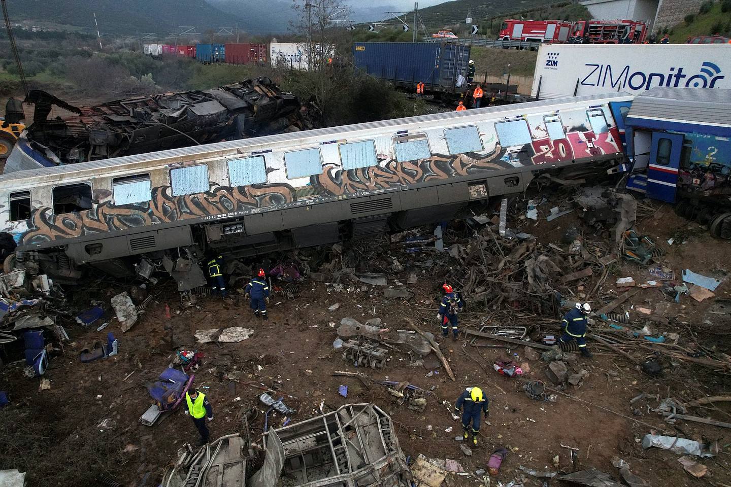 43死85伤！希腊两列火车迎面相撞脱轨爆炸，现场火光冲天，惨叫不断（视频/组图） - 7
