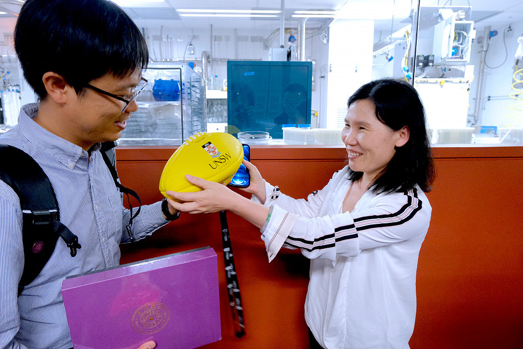 3.在新南威尔士大学与Xiaojing Hao院士和Jason Scott教授交流光伏与制氢技术.jpg,0