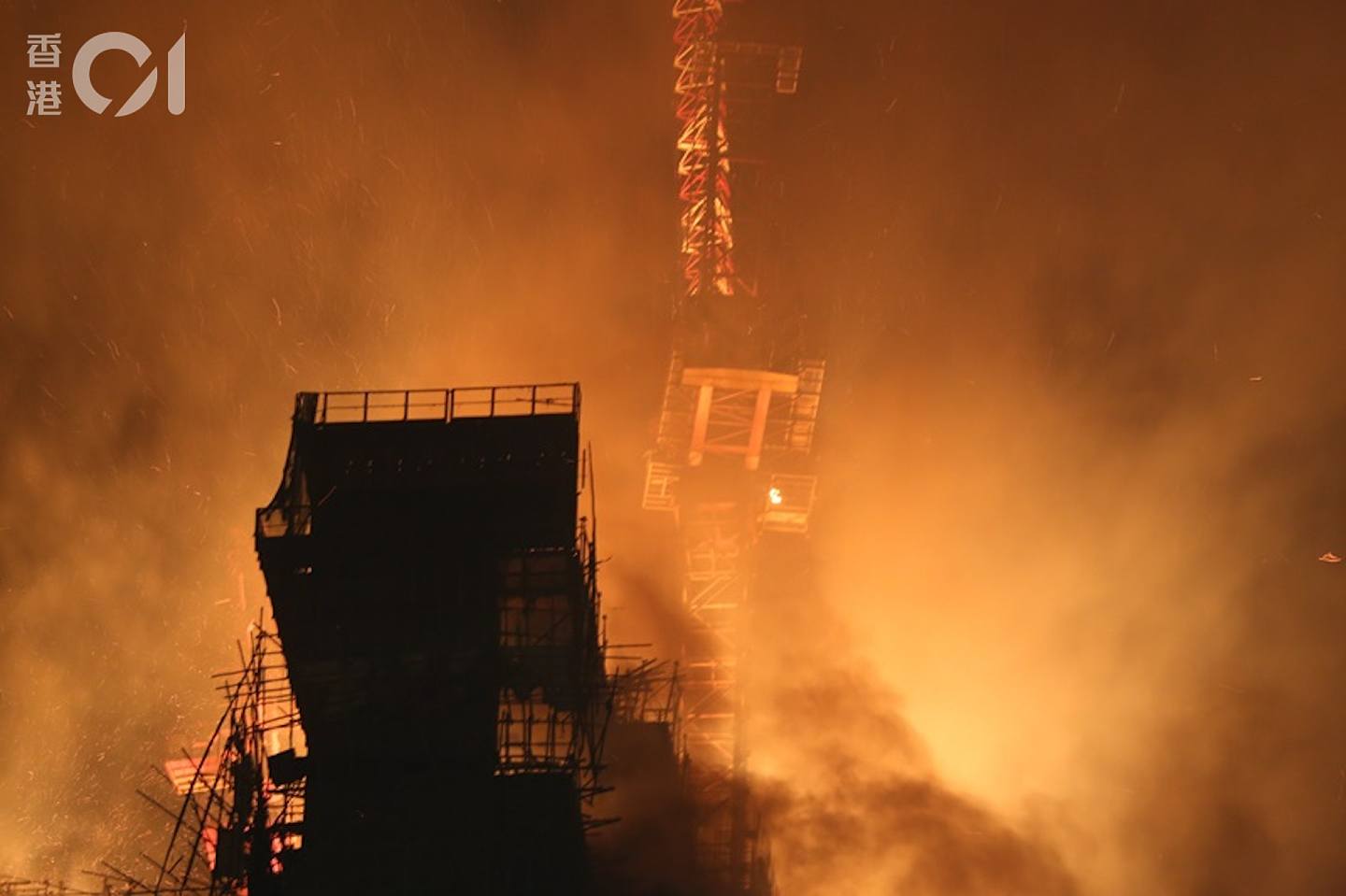 堪比末日！香港尖沙咀两栋大楼失火，烈焰熊熊通体烧透！目击者：“好似拍紧灾难片”（视频/组图） - 9