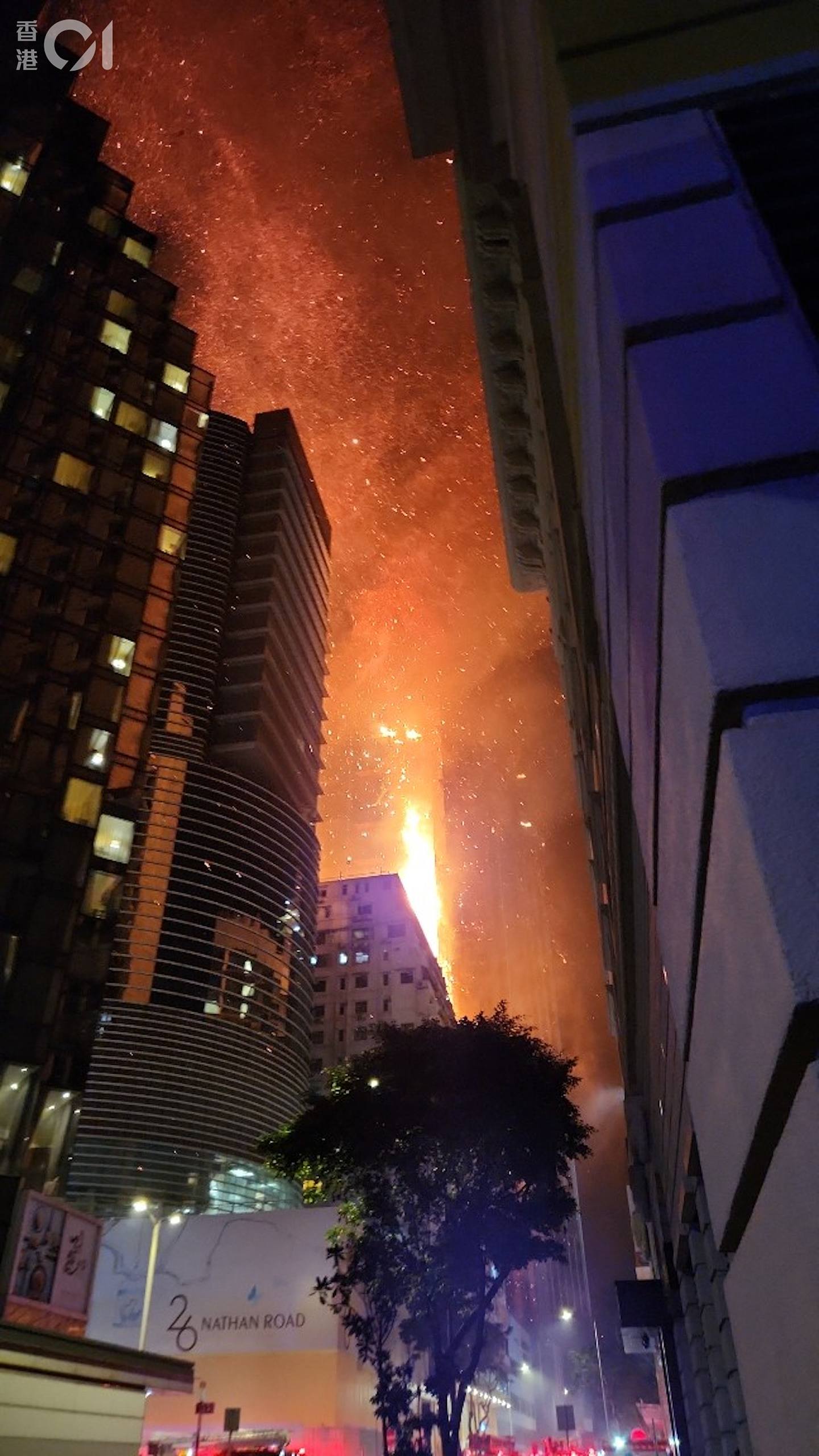 堪比末日！香港尖沙咀两栋大楼失火，烈焰熊熊通体烧透！目击者：“好似拍紧灾难片”（视频/组图） - 6