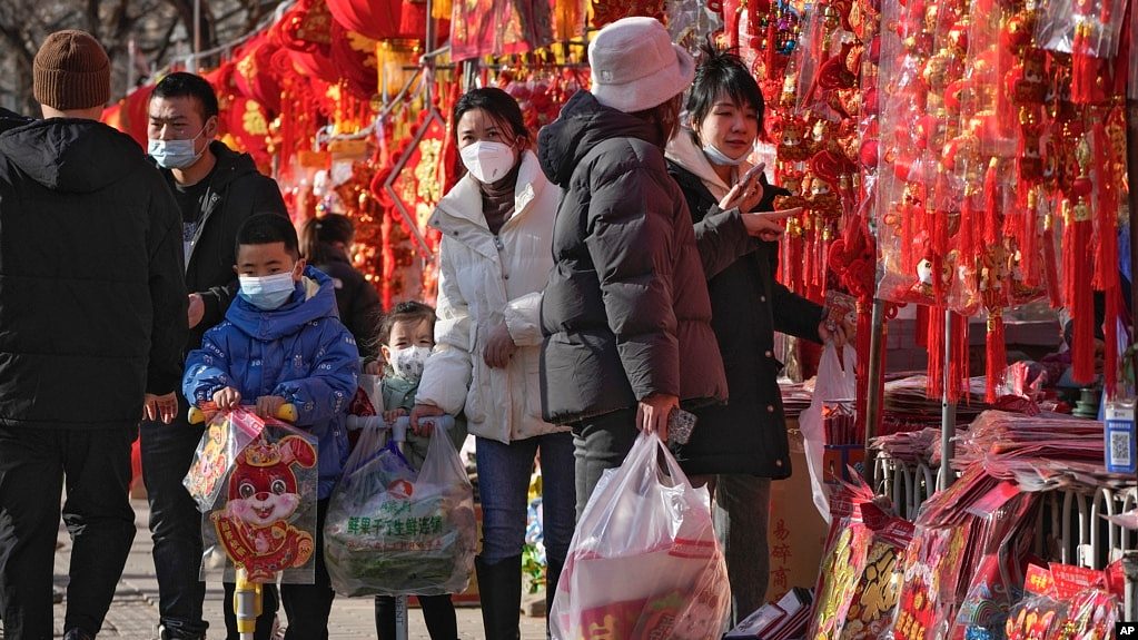 北京市民在選購中國春節的年貨。（2023年1月7日）