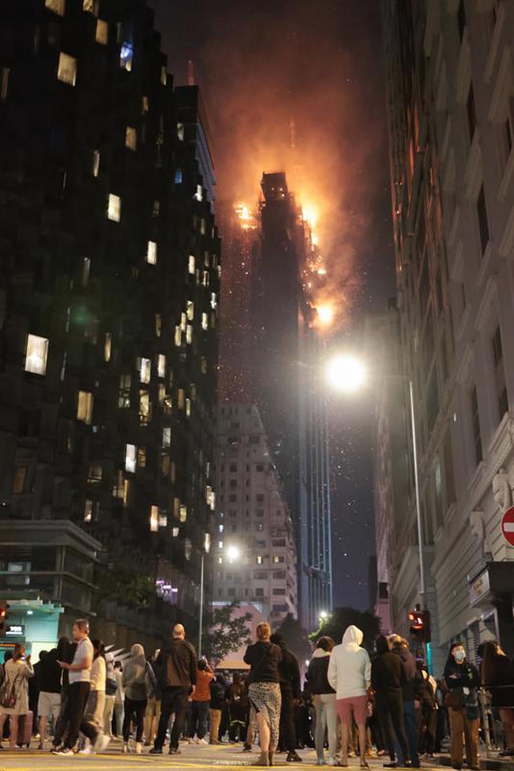香港尖沙咀發生4級火警，一棟正在興建的42樓大廈不明原因起火。（中新社）