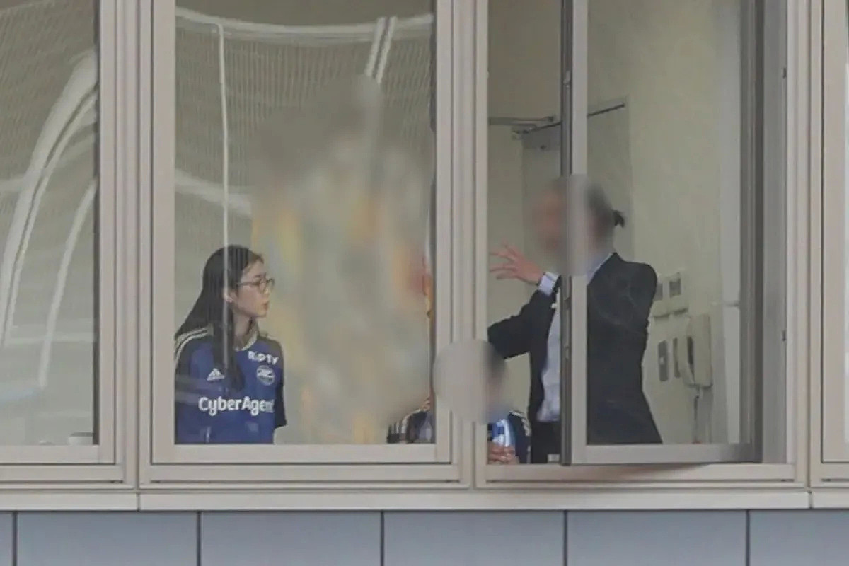 福原爱（左）和横滨男（右）在球场VIP包厢边看比赛边讨论。 翻摄《女性自身》