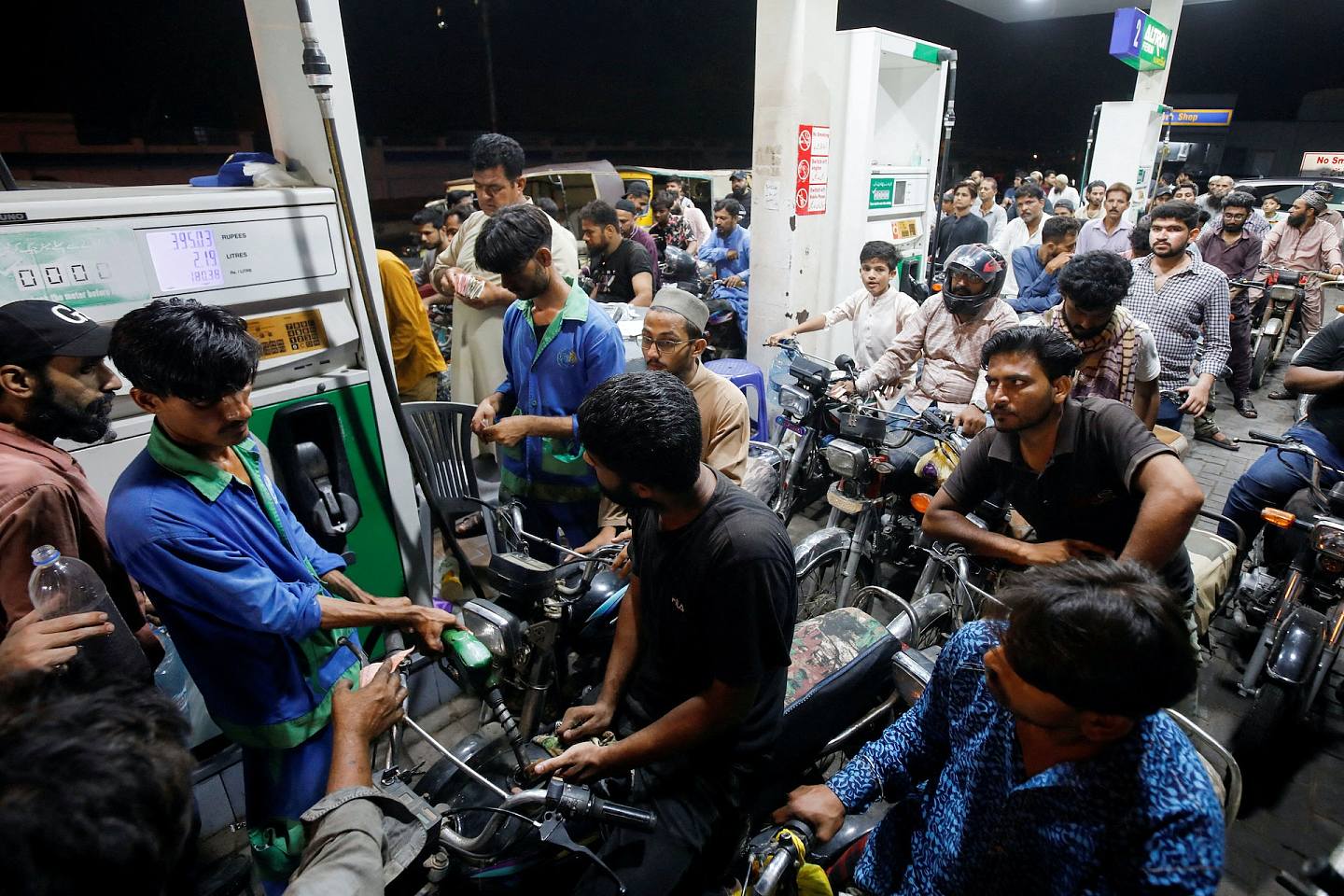 2022年6月2日，人們在巴基斯坦卡拉奇一個加油站內等候加油，擠滿油站。（Reuters）