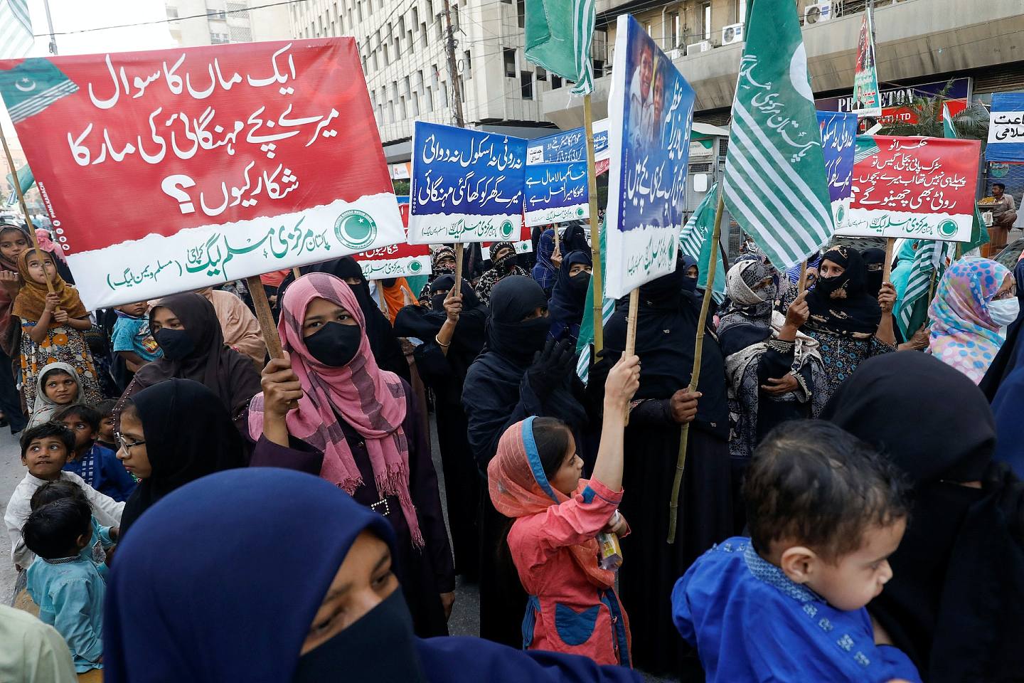 2023年2月15日，巴基斯坦首都卡拉奇有妇女带同孩子上街示威，抗议政府抑制物价不力。 （Reuters）
