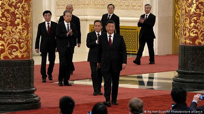 图为去年10月，中国国家主席习近平与新一届政治局常委在北京人民大会堂。