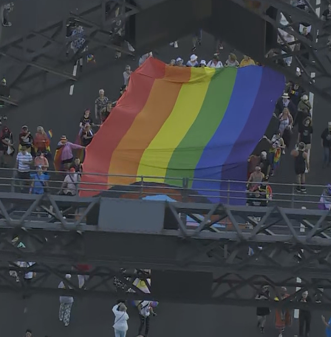 悉尼同性恋狂欢节45周年庆祝大游行开始！5万人涌上街头，总理外长齐参与！海港大桥及CBD封路（视频/组图） - 5