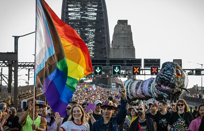 悉尼同性恋狂欢节45周年庆祝大游行开始！5万人涌上街头，总理外长齐参与！海港大桥及CBD封路（视频/组图） - 8