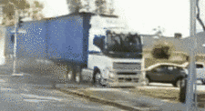 澳街头上演“卡车惊魂”！双挂大卡失控冲上人行道沿途狂撞，巴士站、围栏、绿植无一幸免（视频/组图）