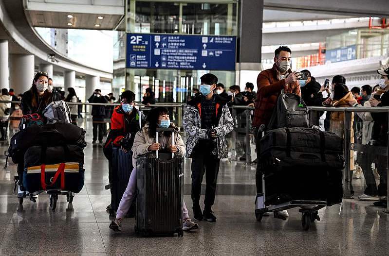 由於簽證需求激增，中國駐美大使館4日宣布增加簽證申請預約名額，並延長辦公時間，以便發放更多簽證。圖為抵達首都國際機場的海外旅客。(Getty Images)