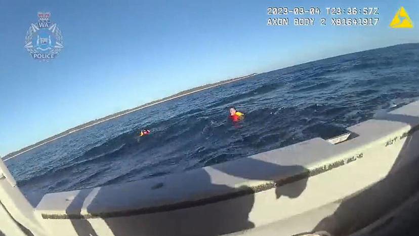 西澳渔船沉没，四渔民被困海中，手里紧紧抓住的东西，让人爆笑（组图） - 4