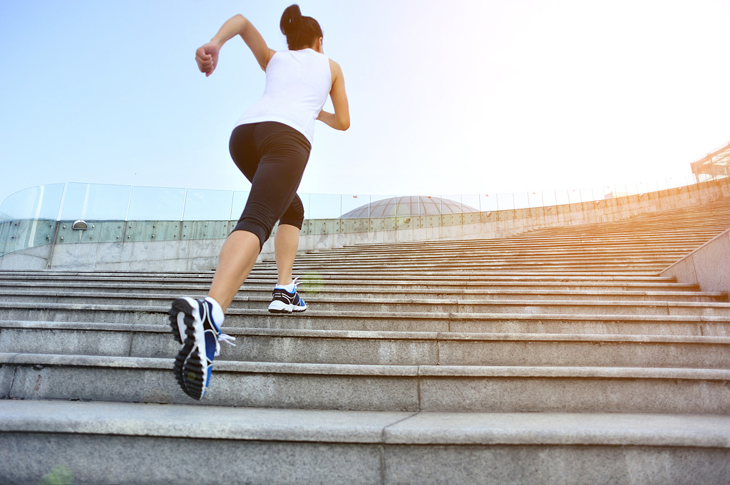 健康的成年人能以跑动的速度一次爬两道阶梯。（图／Shutterstock）
