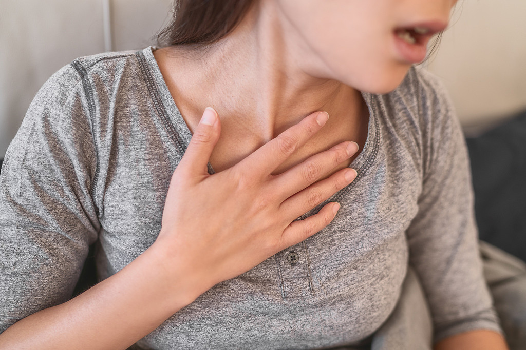 呼吸短促可能与心臟问题有关，不应忽视。（图／Shutterstock）