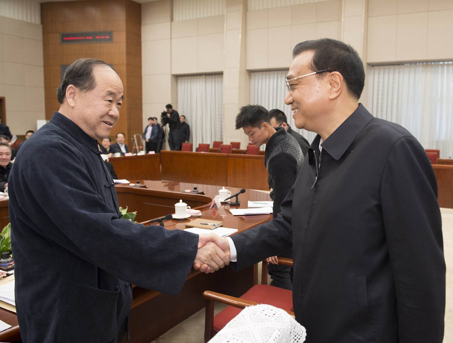 2016年1月26日，国务院总理李克强在北京中南海主持召开座谈会，图为他和诺贝尔文学奖得主莫言握手。 （新华社）