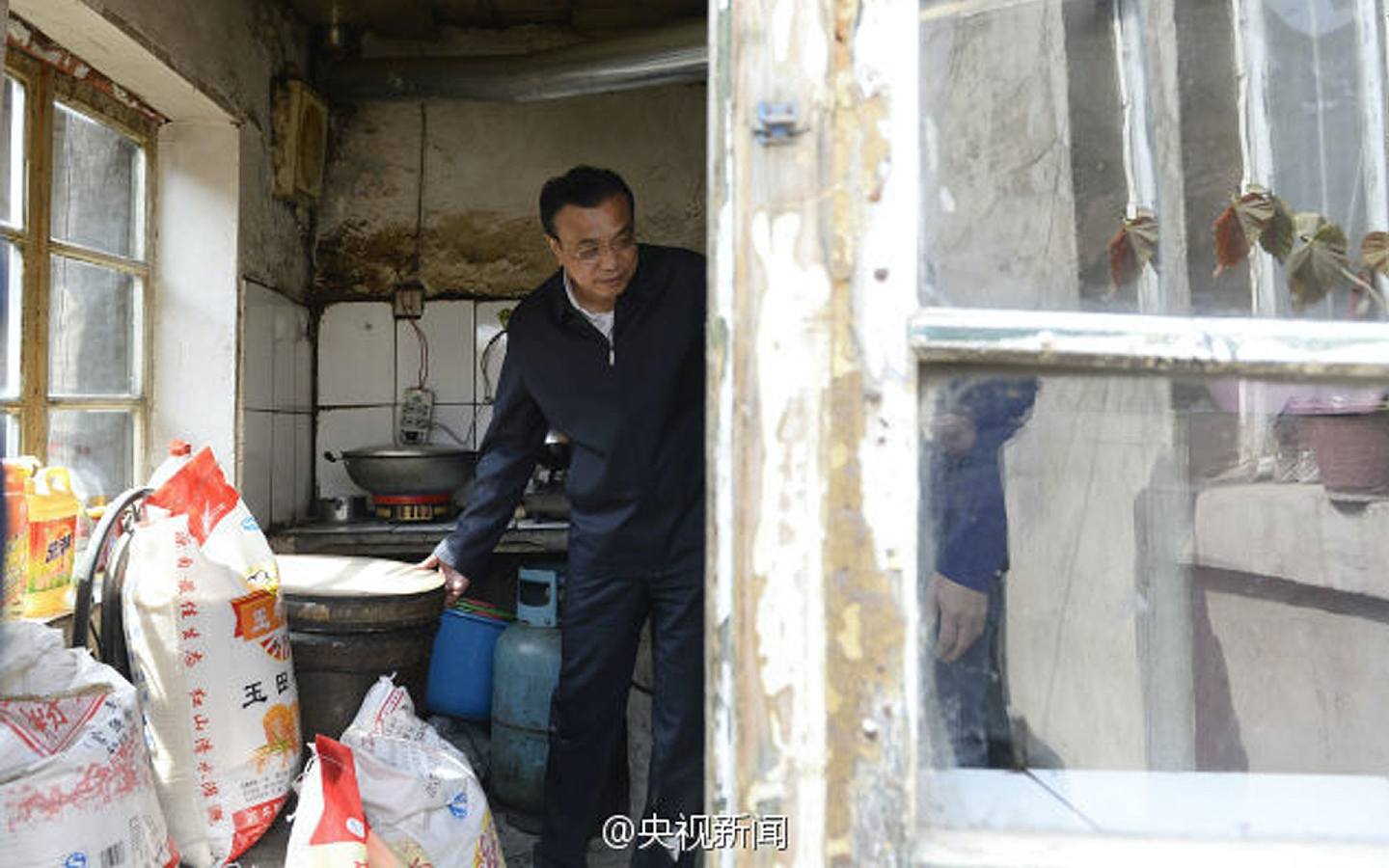 2014年3月27日，李克強來到赤峰鐵南棚戶區居民家中。（央視新聞）