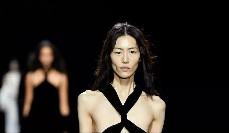 中国最红女模登欧美时尚秀，瘦到脱相引争论！国际时尚VS造型失败？（组图） - 5