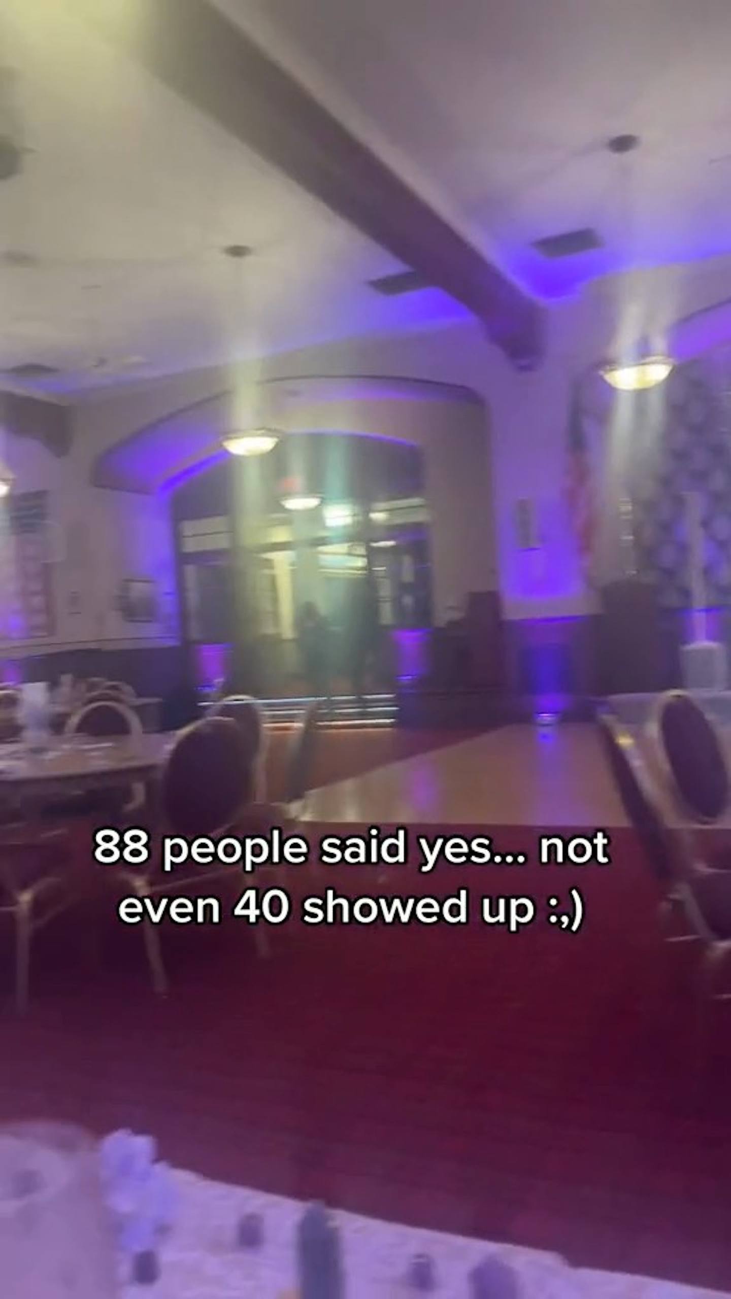 從格雷上載到TikTok的多段影片見到，婚禮現場相當冷清，多張宴桌都沒有賓客。（影片截圖）