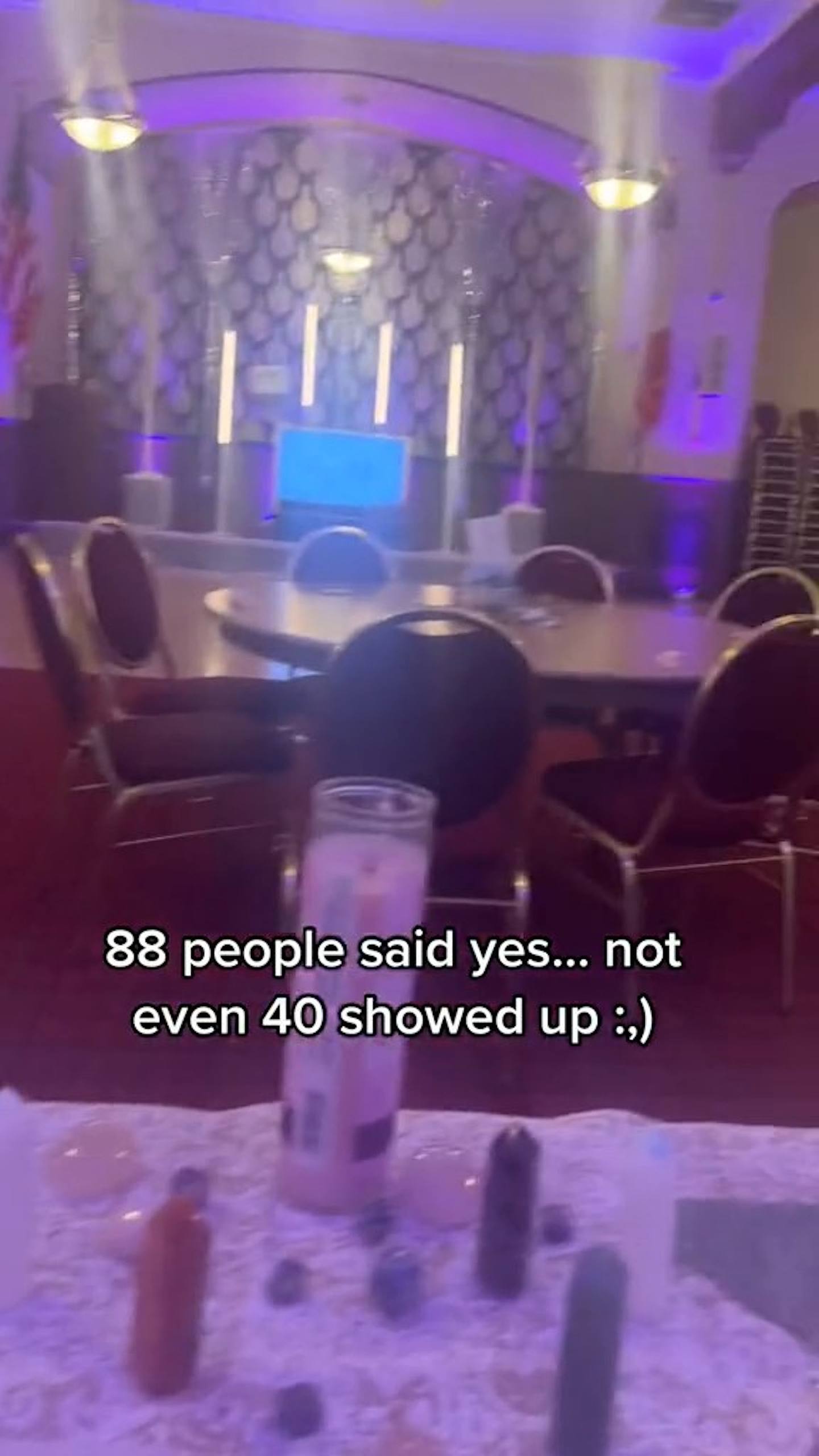 從格雷上載到TikTok的多段影片見到，婚禮現場相當冷清，多張宴桌都沒有賓客。（影片截圖）