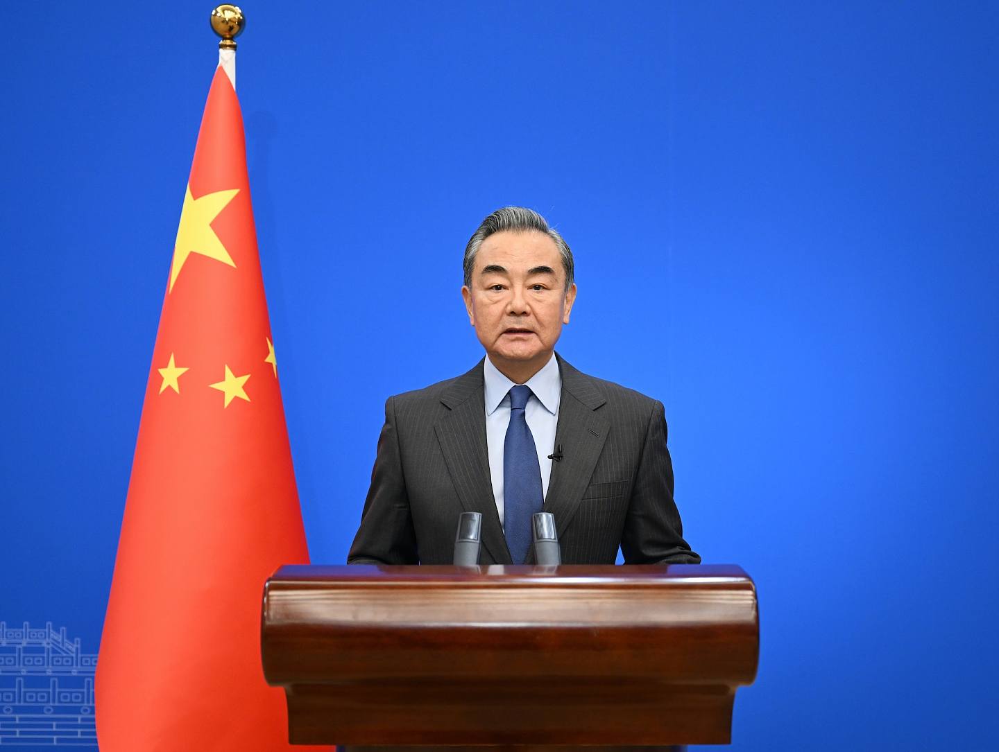 图为王毅出席2022年国际形势与中国外交研讨会并发表演讲。 （新华社）