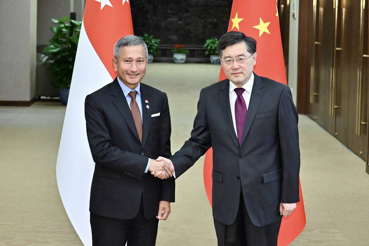 2月20日，外交部长秦刚在北京会见新加坡外长维文。 （新华社）
