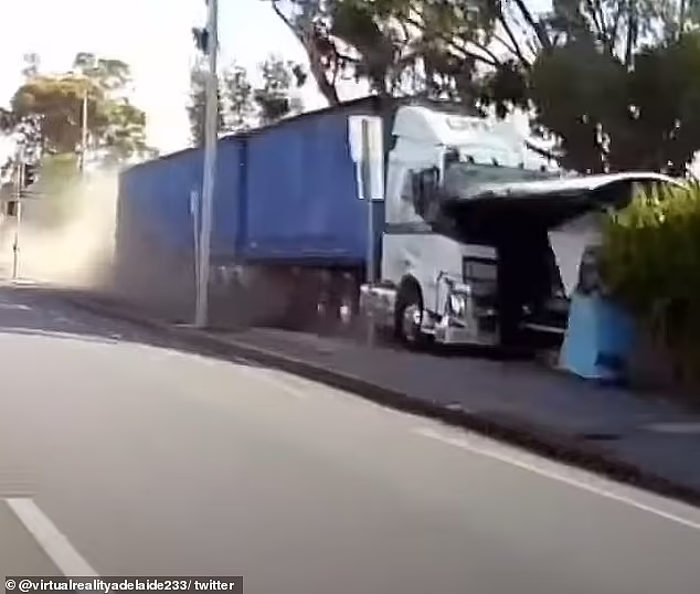 惊险！澳洲失控卡车横冲直撞200米，巴士站、树篱无一幸免（视频/组图） - 2