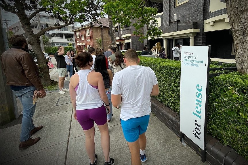 悉尼一栋公寓楼外，数十名不同年龄的人在“出租”的牌子外排队。