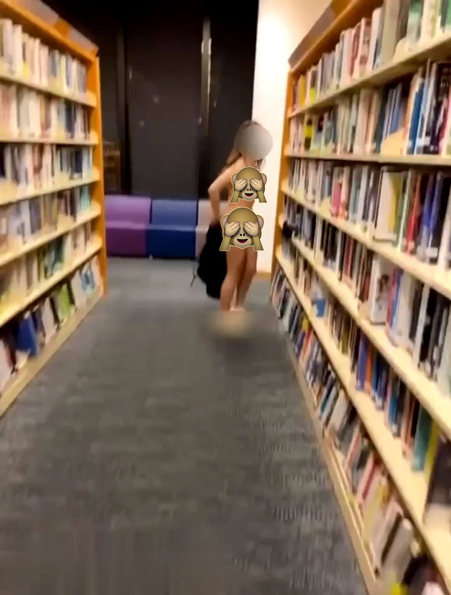 女子突然於圖書館內脫下衣服全裸。（影片截圖）