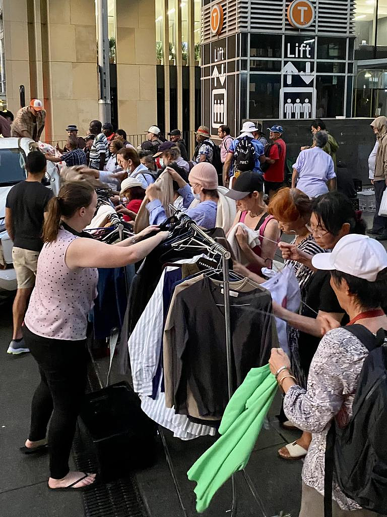 悉尼社会企业免费送衣服，大批人排长队挑选！无家可归危机暴露无遗（组图） - 3