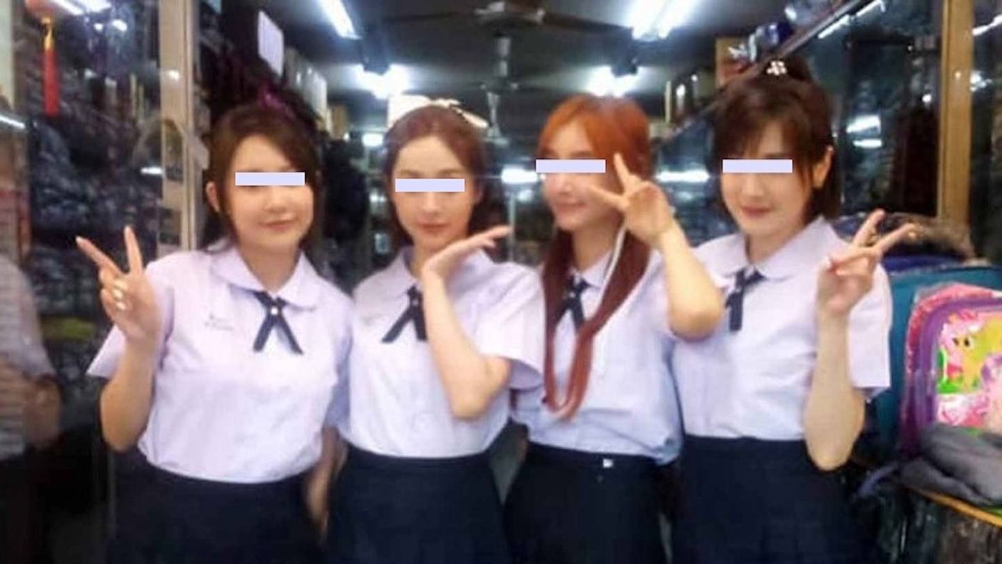 中國遊客身穿泰國學生制服在曼谷一商店擺姿勢拍照。店方2023年2月底在公司Facebook專頁發布這張照片，並感謝她們前來買校服。（網絡圖片）