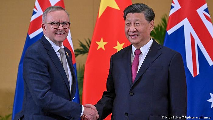 执政的澳大利亚工党赞成改善与中国的关系，图为澳大利亚总理阿尔巴尼斯2022年11月在印尼巴厘岛会晤中国国家主席习近平（资料照）