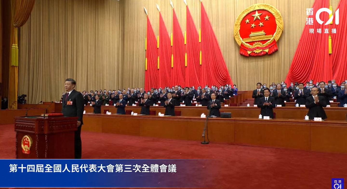 新當選國家主席、中央軍委主席習近平進行憲法宣誓。（香港01直播截圖）