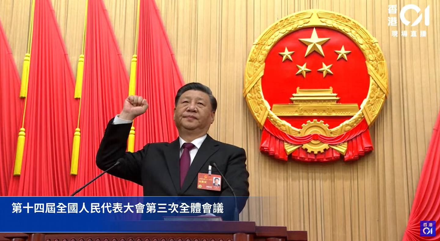 习近平进行宪法宣誓。 （香港01直播截图）