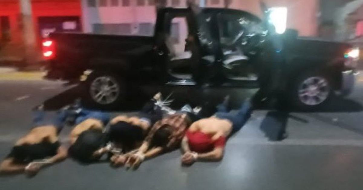 网传墨西哥贩毒集团“海湾集团”把5名涉绑架案的手下交给当地执法人员。照片可见，5名男子脸朝下趴在行人道，上衣被拉至脸部。（图取自推特@VenturaReport）