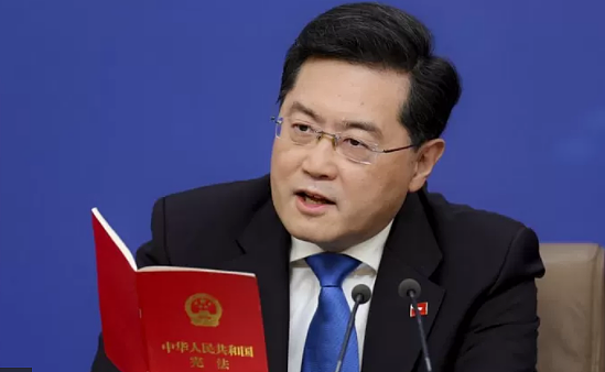 中国新外长秦刚拿《宪法》谈台湾问题为何惹争议（组图） - 1
