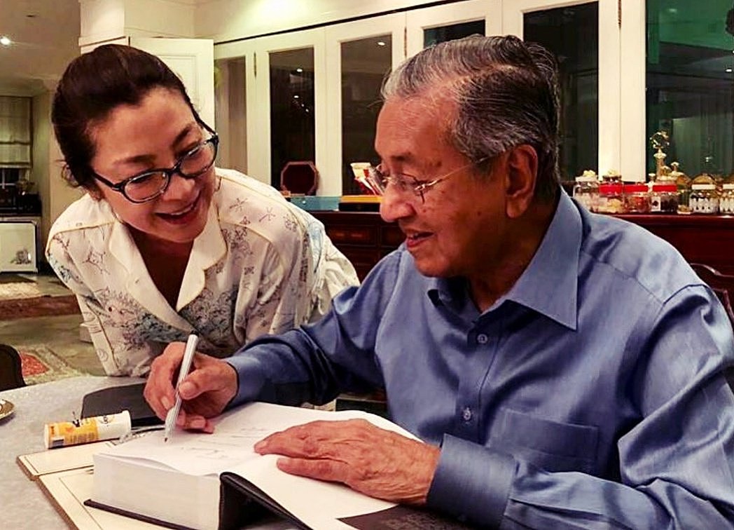 杨紫琼在2018年10月在其脸书上传与时任首相马哈迪的合照，写上：「Thank ...