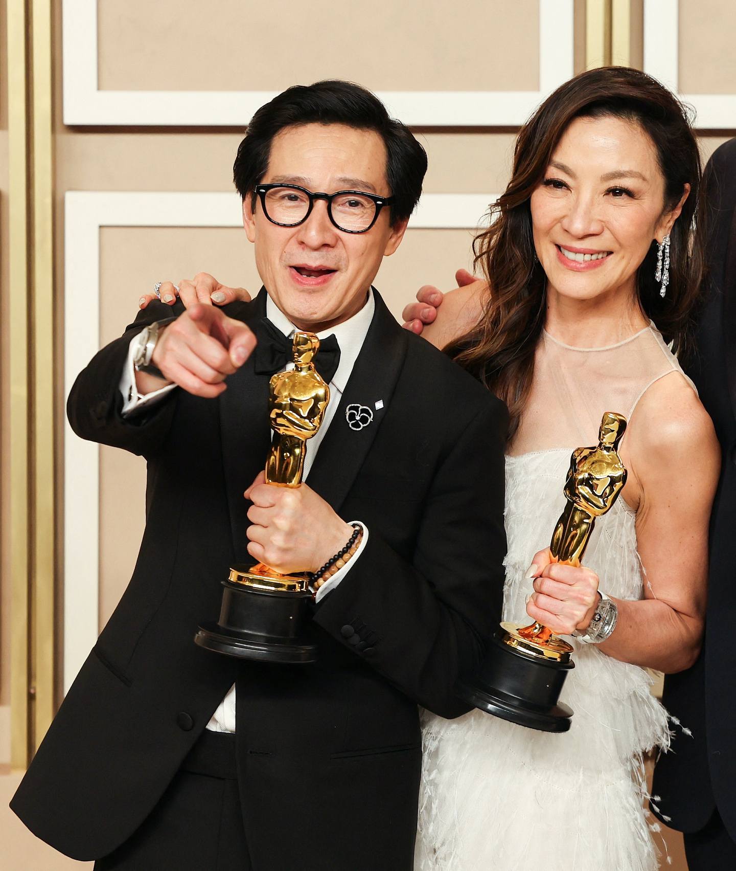 奥斯卡2023：亚裔演员在奥斯卡颁奖礼扬威，美国华裔男演员关继威（Ke Huy Quan）夺最佳男配角奖，马来西亚华裔女星杨紫琼（Michelle Yeoh）成为奥斯卡（Oscars）首位亚裔影后。 图为两人领奖后合照。 （Reuters）