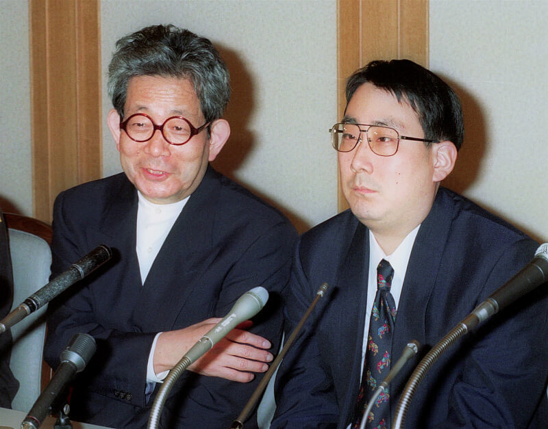 1963年，大江健三郎（左）的長子大江光（右）出生，但出生時就有頭蓋骨異常與認知障礙。大江光之後成為作曲家。圖為兩人1994年合影。（共同社）
