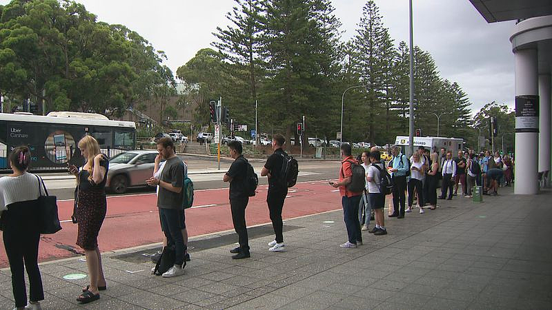 过去半年，悉尼一地大量巴士服务被取消！通勤者每天排长队等车（组图） - 2