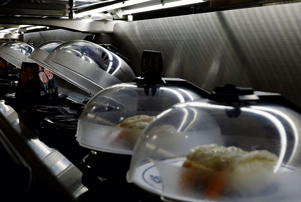 日本藏寿司为防食客恶作剧，在回转寿司转盘加装感应器与安全罩。 （图／美联社）
