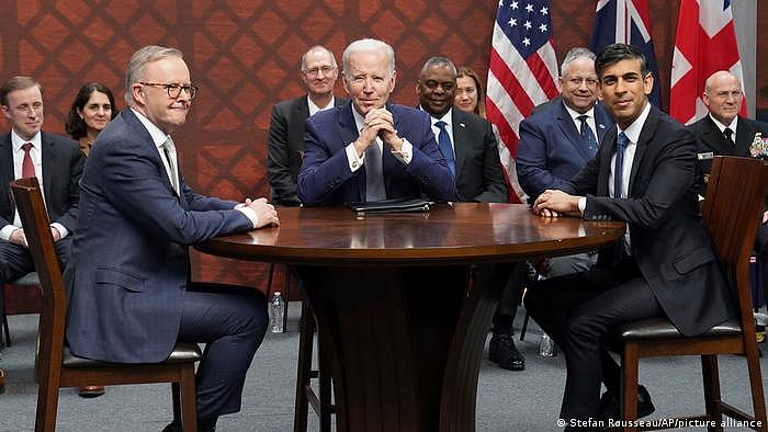 苏纳克与美国总统拜登（Joe Biden）及澳大利亚总理艾班尼斯（Anthony Albanese）会面，三国13日按计划宣布了AUKUS潜艇项目的细节。
