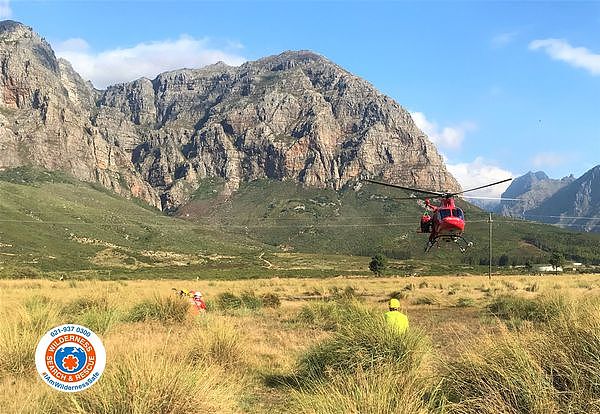 ▲▼南非發生怪異登山事故，一群狒狒竟然將一塊60公斤重的巨石推下山崖，導致3名登山客腿部骨折。（圖／翻攝自Facebook／WSARWesternCape）