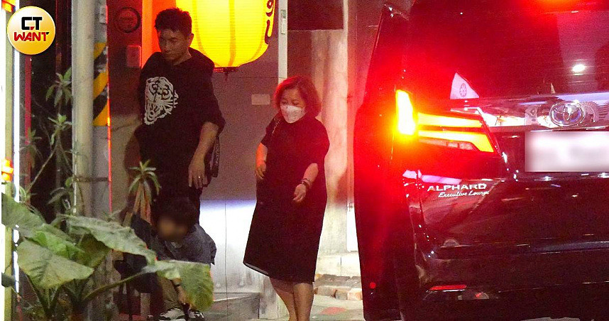 吳奇隆與媽媽和兒子在3月10日晚上搭車前往台北市中山區的餐廳用餐。（圖／本刊攝影組）