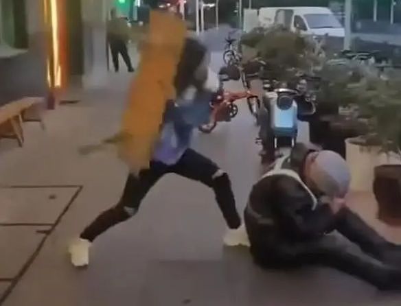 ▲▼上海一女子殴打代驾。 （图／翻摄自影片）