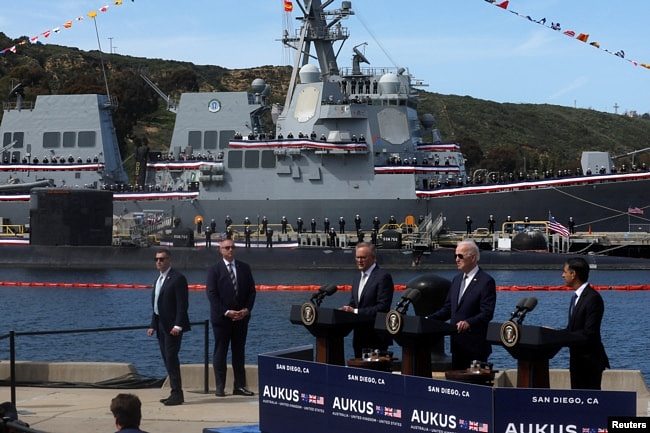 澳英美三国领导人在美国圣迭戈海军基地宣布共同打造核动力潜舰的细节。（2023年3月13日）