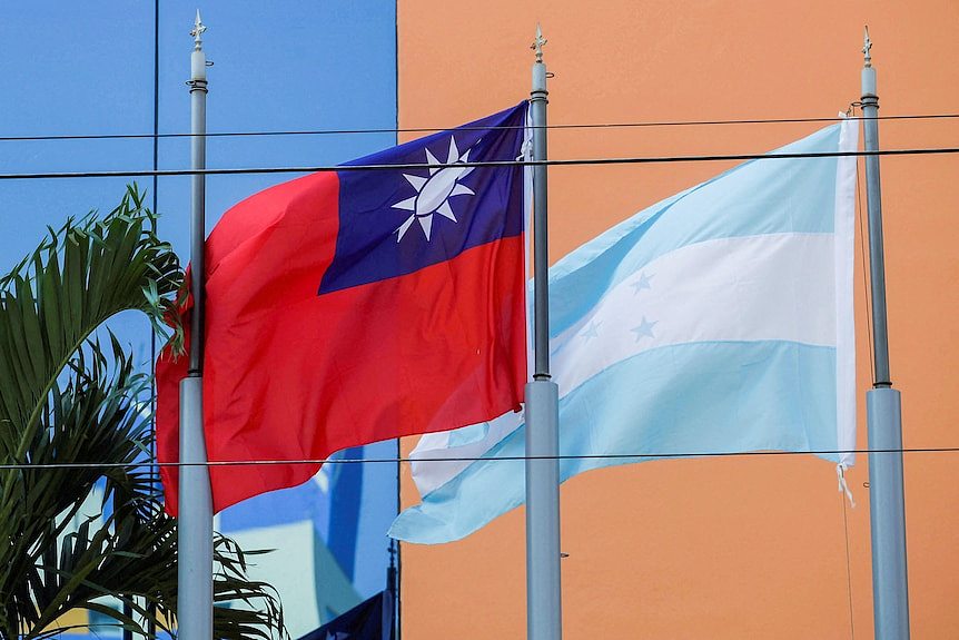 台湾和洪都拉斯国旗在风中飘扬