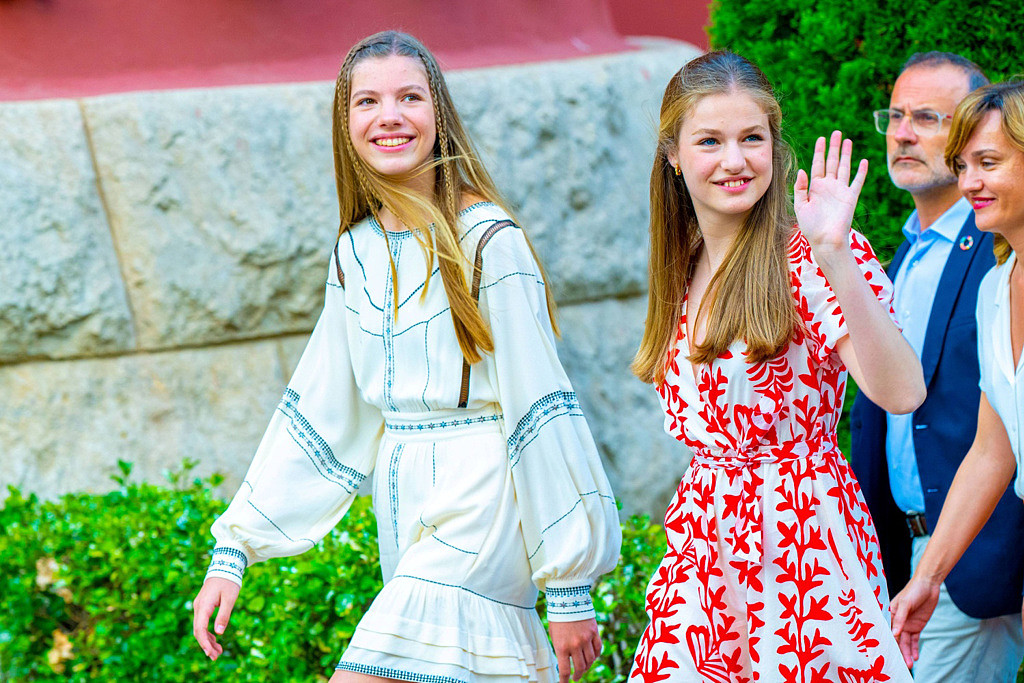 蕾欧诺儿公主（Princess Leonor，图右）女大18变。 左边为苏菲亚公主（Princess Sofia），两人于2022年的资料照。 （资料照／TPG、达志影像）
