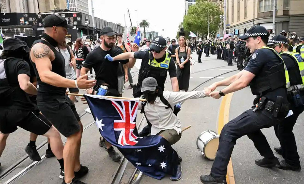 纳粹分子在澳洲街头游行，与数百人爆发冲突！大批警员到场（视频/组图） - 4